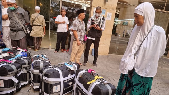 Koper jemaah haji RI ditimbang di hotel sebelum dibawa pulang.  Foto: Muhammad Iqbal/kumparan