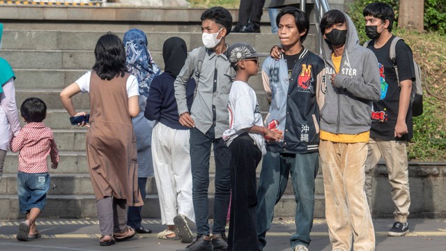 Warga berbincang di kawasan Taman Stasiun MRT Dukuh Atas, Jakarta, Kamis (14/7/2022). Foto: Muhammad Adimaja/Antara Foto