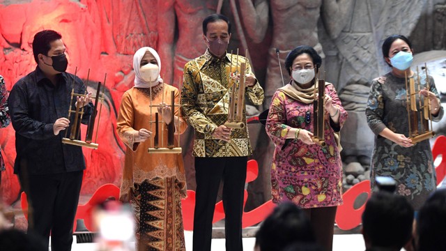 Presiden Joko Widodo (tengah) bersama Ibu Negara Iriana Joko Widodo (kedua kiri), Presiden kelima RI Megawati Soekarnoputri (kedua kanan), Menteri BUMN Erick Thohir (kiri) dan Ketua DPR Puan Maharani (kanan) membunyikan angklung. Foto: Hafidz Mubarak A/Antara Foto