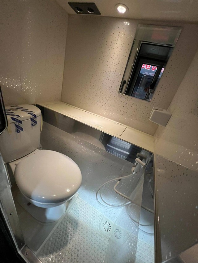 Toilet bus AKAP PO Juaragan99 terbaru dengan fasilitas mewah. Foto: Dok. Adiputro Wirasejati