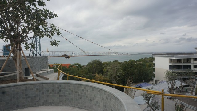 Pemandangan langsung ke laut Jimbaran dari atas gedung Ayana Segara wing yang saat ini masih dalam proses pembangunan. Foto: Nurlaela/kumparan