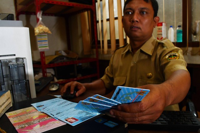 Petugas Dinas Kependudukan dan Pencatatan Sipil mencetak Kartu Tanda Penduduk (KTP) Elektronik di Kabupaten Madiun, Jawa Timur.  Foto: ANTARA FOTO/Siswowidodo