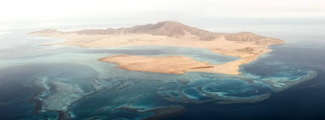 Panorama pulau Tiran di Laut Merah. Foto: Olesia_O/Shutterstock