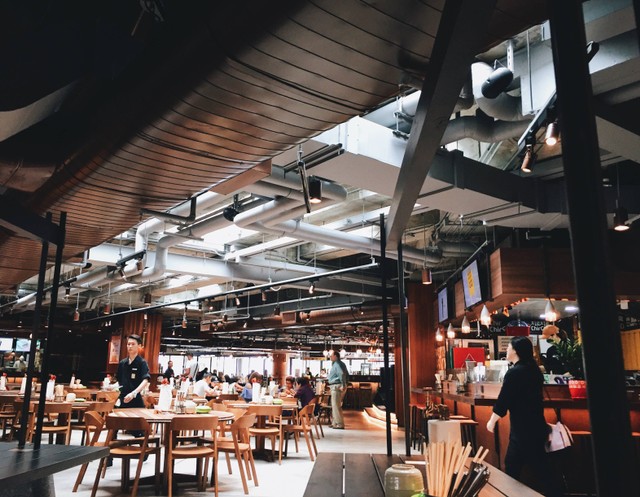 Tempat Makan di Cileungsi untuk Keluarga, Foto: Unsplash/Geraldine Lewa