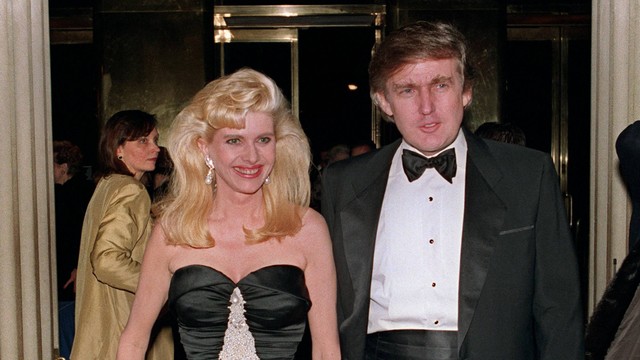 Kisah Cinta Ivana Trump dengan Donald Trump yang Berakhir Dramatis. Foto: Bill Swersey / AFP
