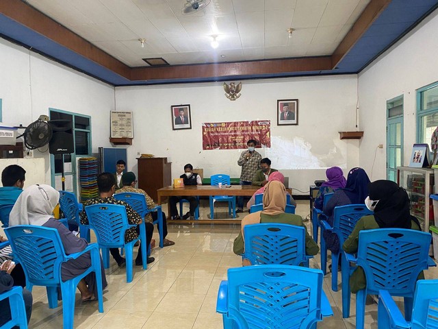 Foto suasana penutupan Mahasiswa UPN "Veteran" Jawa Timur dengan perwakilan dari Kecamatan Bubutan, Lurah RW 4 & 5, serta warga Kelurahan RW 4 & 5 pada acara penutupan KKNT (23/03/2022). [Dokumen pribadi kelompok 84]