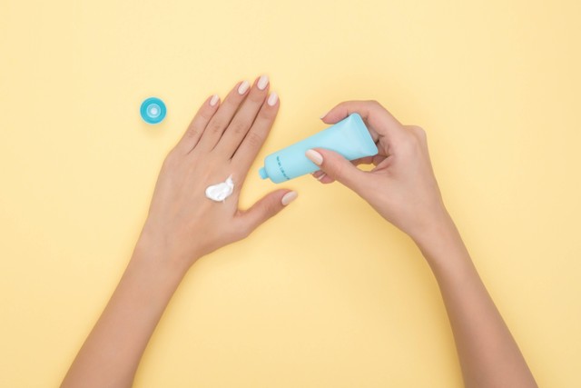 Ilustrasi penggunaan sunscreen pada kulit. Foto: Pexels