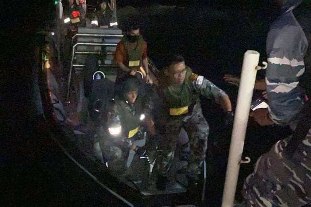 TNI AL bantu evakuasi kru kapal perang Australia yang mengalami serangan jantung.  Foto: Dispenal