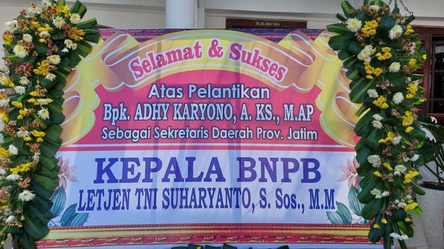 Karangan Bunga untuk Adhy Karyono Sebagai Sekdaprov Jatim Mulai Banjiri Grahadi