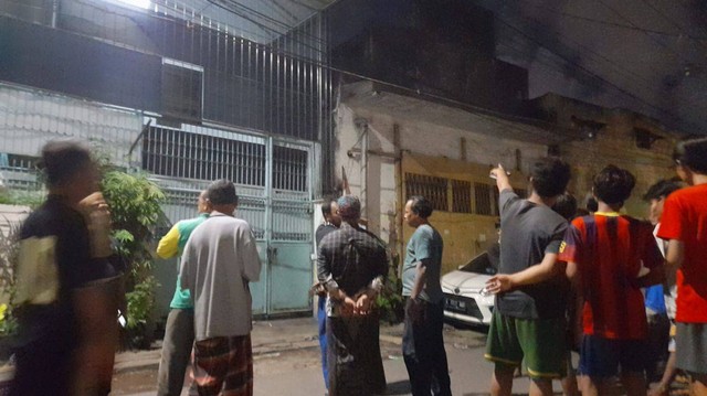 Sembunyi di Atas Bangunan, Jambret Dikepung Polisi dan Warga Surabaya