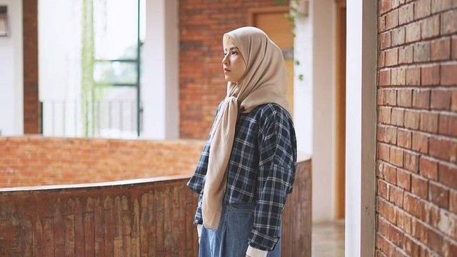 Ilustrasi potert outfit hijab dengan rok. Foto: Instagram.com/natasharizkynew