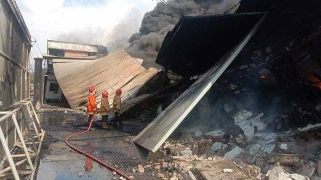 Sisa puing terbakarnya pabrik paralon di Tangerang. Foto: Dok. Istimewa