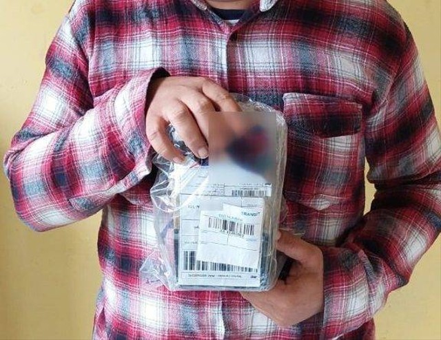 Terduga NM (39) diamankan di Mapolres Banggai bersama barang bukti berupa plastik warna putih berisikan sekira 1.082 butir obat jenis THD. Foto: Istimewa