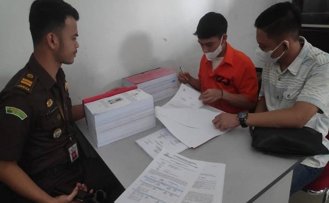 Pelaku pembobolan akun coinbase milik WNA di Kejaksaan Negeri Pekanbaru (Foto: Istimewa)