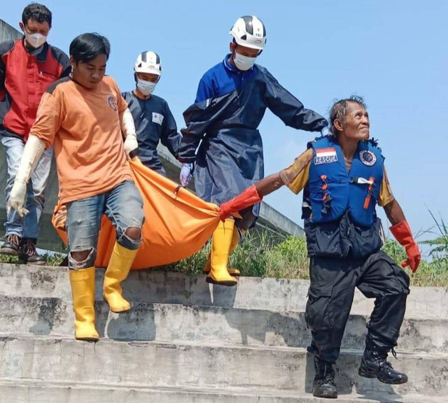 Sesosok Mayat Pria Ditemukan Mengambang di Sungai Brantas Mojokerto