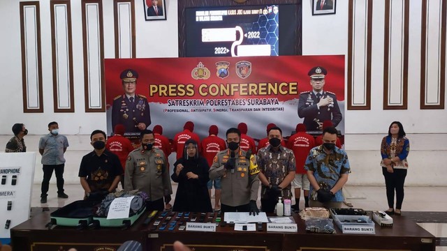 Polrestabes Surabaya ungkap sindikat joki online UTBK SBMPTN 2022, Jumat (15/7/2022). Foto: Farusma Okta Verdian/kumparan