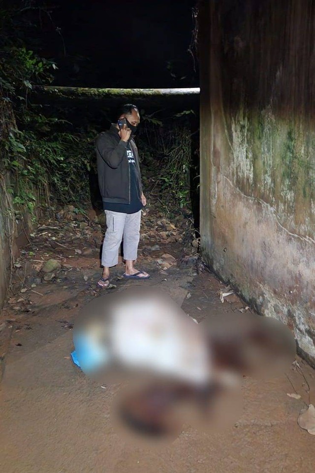 Mayat lansia diduga korban pembunuhan saat ditemukan di bawah Jembatan Sigorek Kabupaten Batang. Foto: Dok. Istimewa