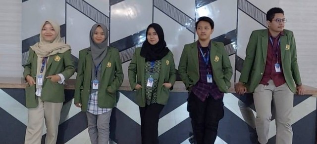 Dokumentasi Kegiatan Foto Bersama CRM Development Team (Sumber : Dokumen Pribadi)