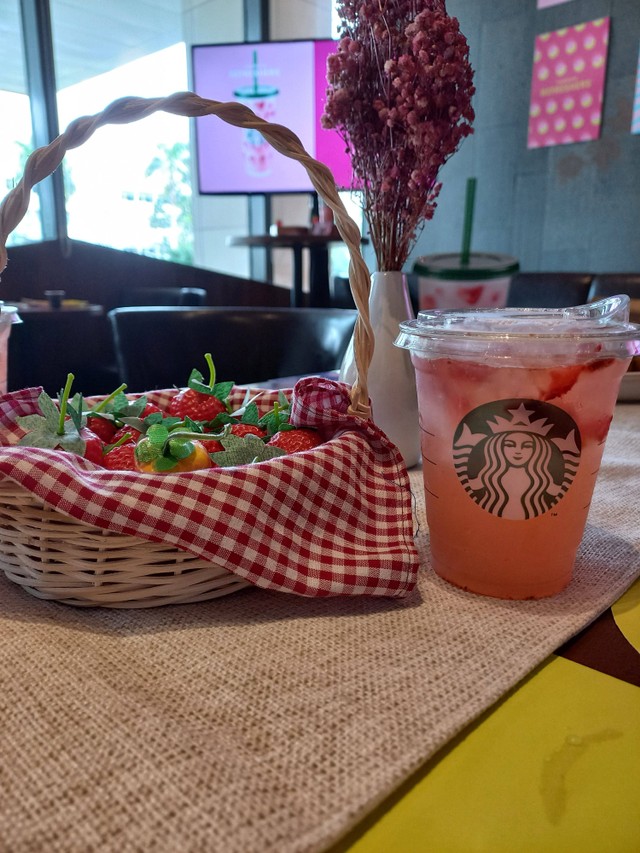 Menu terbaru Starbucs, Strawberry Acai with Lemonade Starbucks Refreshers. Foto: Monika Febriana/kumparan