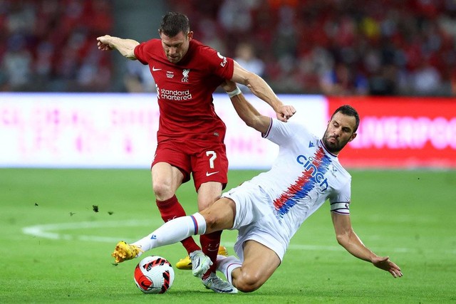 James Milner (kiri) di laga Liverpool melawan Crystal Palace dalam laga uji coba pramusim di Singapore National Stadium, Singapura, pada Jumat (15/7/2022). Foto: Twitter/@CPFC