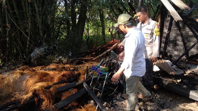 Petugas saat lakukan olah TKP kebakaran rumah milik Jumadi bin Samijan (60), di Dusun Balongdowo, Desa Karangdayu, Kecamatan Baureno, Kabupaten Bojonegoro. Jumat (15/07/2022)  (foto: dok istimewa)