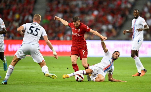 Pemain Liverpool James Milner berusaha melewati pemain Crystal Palace dalam laga uji coba pramusim di Singapore National Stadium, Singapura, pada Jumat (15/7/2022). Foto: Caroline Chia/REUTERS