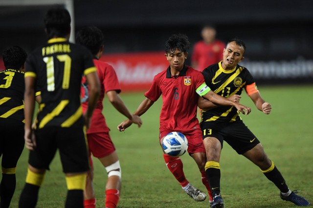 Timnas Laos U-19 melawan Timnas Malaysia U-19 dalam babak final Piala AFF U-19 2022 di Stadion Patriot Candrabhaga, Bekasi, Jawa Barat, Jumat (15/7/2022). Foto: Aditya Pradana Putra/ANTARA FOTO