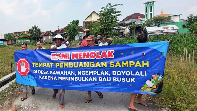 Warga Desa Sawahan, Kecamatan Ngemplak, Boyolali memprotes TPS 3R di dekat permukiman mereka, Jumat (15/07/2022). FOTO: Agung Santoso