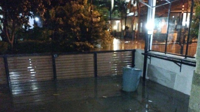 Banjir di Villa Bintaro Regency, Tangsel, Jumat (15/7) malam. Foto: Muhammad Ikbal/kumparan