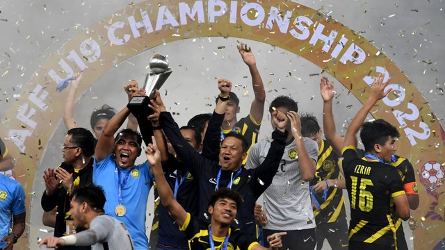 Sejumlah pesepak bola dan staf pelatih Tim Nasional Malaysia U-19 berselebrasi usai mengalahkan Tim Nasional Laos U-19 dalam babak final Piala AFF U-19 2022 di Stadion Patriot Candrabhaga, Bekasi, Jawa Barat, Jumat (15/7/2022). Foto: Aditya Pradana Putra/ANTARA FOTO