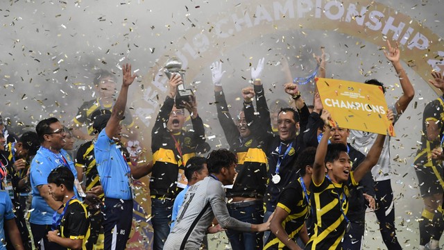 Sejumlah pesepak bola dan staf pelatih Timnas Malaysia U-19 berselebrasi usai mengalahlan Timnas Laos U-19 dalam babak final Piala AFF U-19 2022 di Stadion Patriot Candrabhaga, Bekasi, Jawa Barat, Jumat (15/7/2022). Foto: Aditya Pradana Putra/ANTARA FOTO