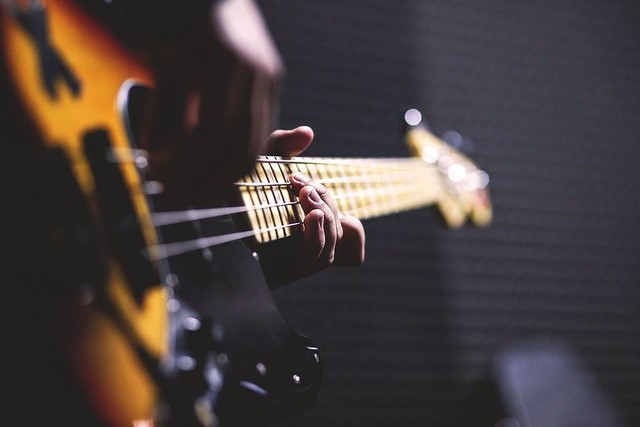 Ilustrasi menyanyikan lagu Benci Kusangka Sayang. Foto: Pixabay