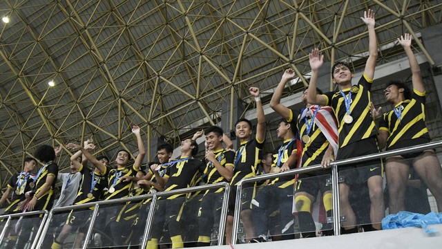 Sejumlah pesepak bola Timnas Malaysia U-19 bersama official melakukan selebrasi saat juara Piala AFF U19 2022 di Stadion Patriot Candrabhaga, Bekasi, Jawa Barat, Jumat (15/7/2022). Foto: Fakhri Hermansyah/ANTARA FOTO