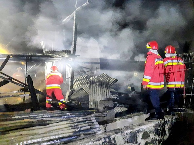 Pemadam kebakaran tengah memudurkan api yang menghanguskan balai pengajian di Gampong Blang Krueng, Baitussalam, Aceh Besar, Jumat (15/7) malam. Foto: Dokumentasi DPKP Banda Aceh