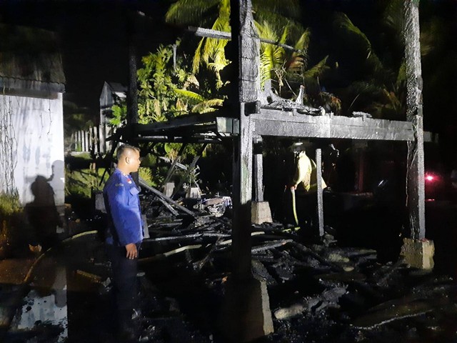 Pemadam kebakaran mengecek sisa api yang menghanguskan balai pengajian di Gampong Blang Krueng, Baitussalam, Aceh Besar. Foto: Dokumentasi DPKP