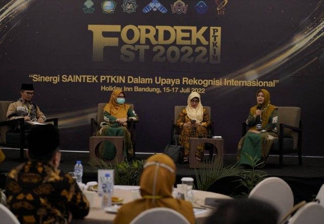 Pengembangan FST PTKIN dibahas oleh Prof. Dr. Hj. Evi Fatimatur Rusydiyah, M.Ag, Guru Besar UIN Sunan Ampel Surabaya, Prof. Wasilah Sahabuddin, Guru Besar UIN Alauddin Makassar dan Dr. Sri Harini, M.Si, Ketua Forum Dekan FST dipandu oleh Cepy Slamet, ST., M.Kom. Ph.D, Jumat (15/07/2022) Humas UIN SGD 