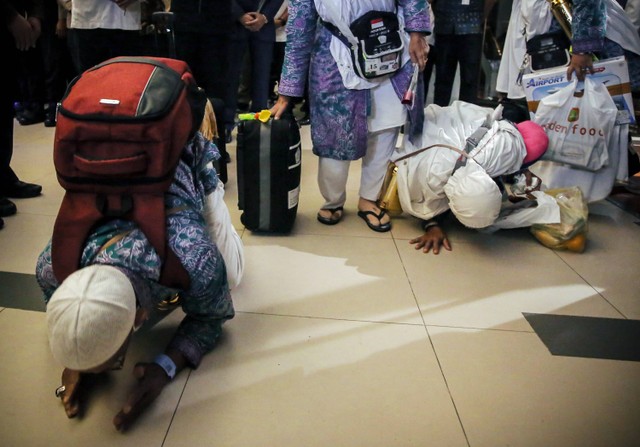 Jamaah haji kloter pertama asal Jawa Barat melakukan sujud syukur setibanya di Terminal 2 Bandara Soekarno Hatta, Tangerang, Banten, Sabtu (16/7/2022) dini hari. Foto: Muhammad Iqbal/ANTARA FOTO