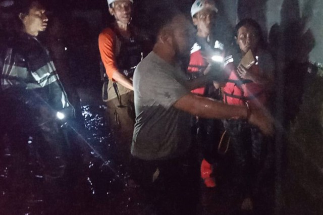 Sejumlah warga menyelamatkan diri dari terjangan banjir yang melanda pemukiman Ciwalen, Kecamatan Garut Kota, Garut, Jawa Barat, Jumat (16/7/2022) malam.  Foto: ANTARA/HO-Warga Garut