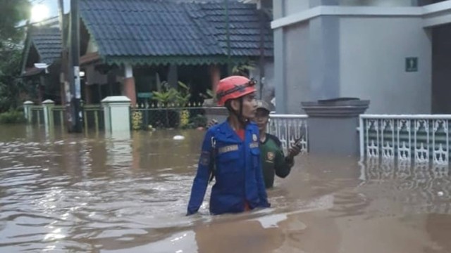 Dinas Pemandam Kebakaran dan Penyelamatan Kota Depok melakukan evakuasi warga yang terendam banjir di Perumahan Bukit Sawangan Indah (BSI). Foto: Dok. Istimewa