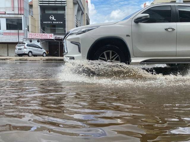 Banjir rob terjadi di sejumlah kawasan di Kota Pontianak. Foto: Teri/Hi!Pontianak