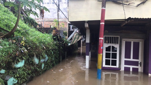 Kondisi RT 009 dan 0011 RW 005 di Kelurahan Cawang, Kec. Kramat Jati, Jakarta Timur, yang tergenang banjir, Sabtu (16/7/2022). Foto: Hedi/kumparan