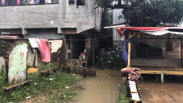 Kondisi RT 009 dan 0011 RW 005 di Kelurahan Cawang, Kec. Kramat Jati, Jakarta Timur, yang tergenang banjir, Sabtu (16/7/2022). Foto: Hedi/kumparan