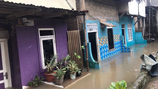 Kondisi RT 009 dan 0011 RW 005 di Kelurahan Cawang, Kec. Kramat Jati, Jakarta Timur, yang tergenang banjir, Sabtu (16/7/2022). Foto: Hedi/kumparan