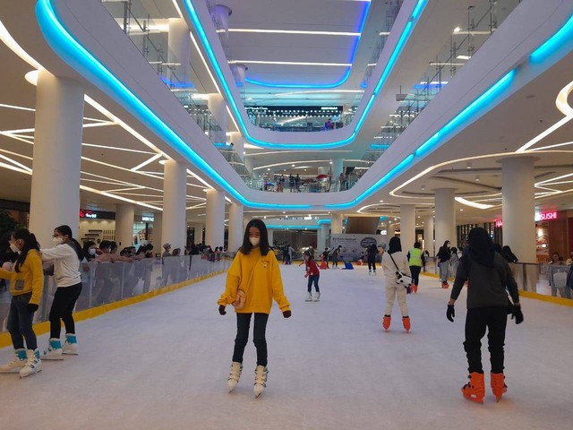 Pengunjung bermain ice skating. Foto: Siti Annisa Aini/Hi!Pontianak