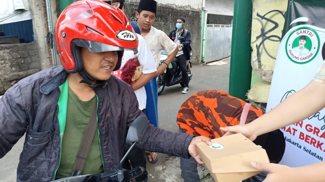 Tebar Kebaikan Di Jumat Berkah Santri Dukung Ganjar Bagikan Paket Makanan Kumparan Com