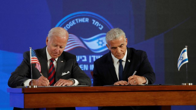 Presiden AS Joe Biden dan Perdana Menteri Israel Yair Lapid menghadiri pertemuan virtual pertama kelompok "I2U2" dengan para pemimpin India dan Uni Emirat Arab, di Yerusalem, 14 Juli 2022. Foto: Atef Safadi/Pool via REUTERS