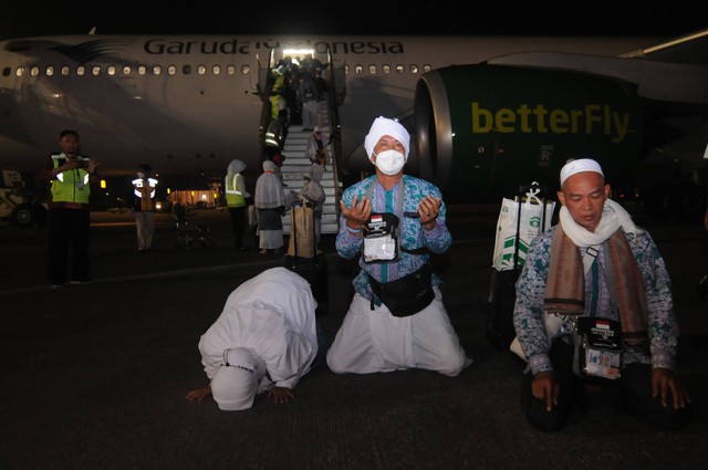 Sejumlah jemaah haji asal Kabupaten Pati sujud syukur saat tiba di Bandara Adi Soemarmo, Boyolali, Jawa Tengah, Jumat (15/7/2022).  Foto: Aloysius Jarot Nugroho/ANTARA FOTO