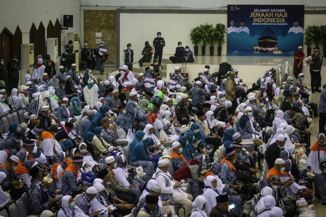 Jemaah haji menunggu untuk penjemputan oleh keluarga di Asrama Haji Pondok Gede, Jakarta, Sabtu (16/7/2022).  Foto: Asprilla Dwi Adha/ANTARA FOTO