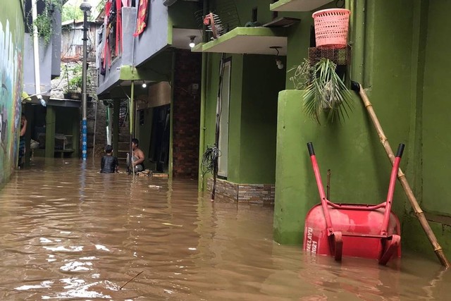 Kondisi banjir di Kampung Melayu, Jatinegara, Jakarta Timur, Sabtu (16/7). Foto: Hedi/kumparan