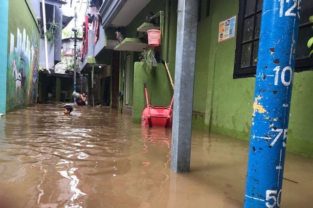 Kondisi banjir di Kampung Melayu, Jatinegara, Jakarta Timur, Sabtu (16/7). Foto: Hedi/kumparan